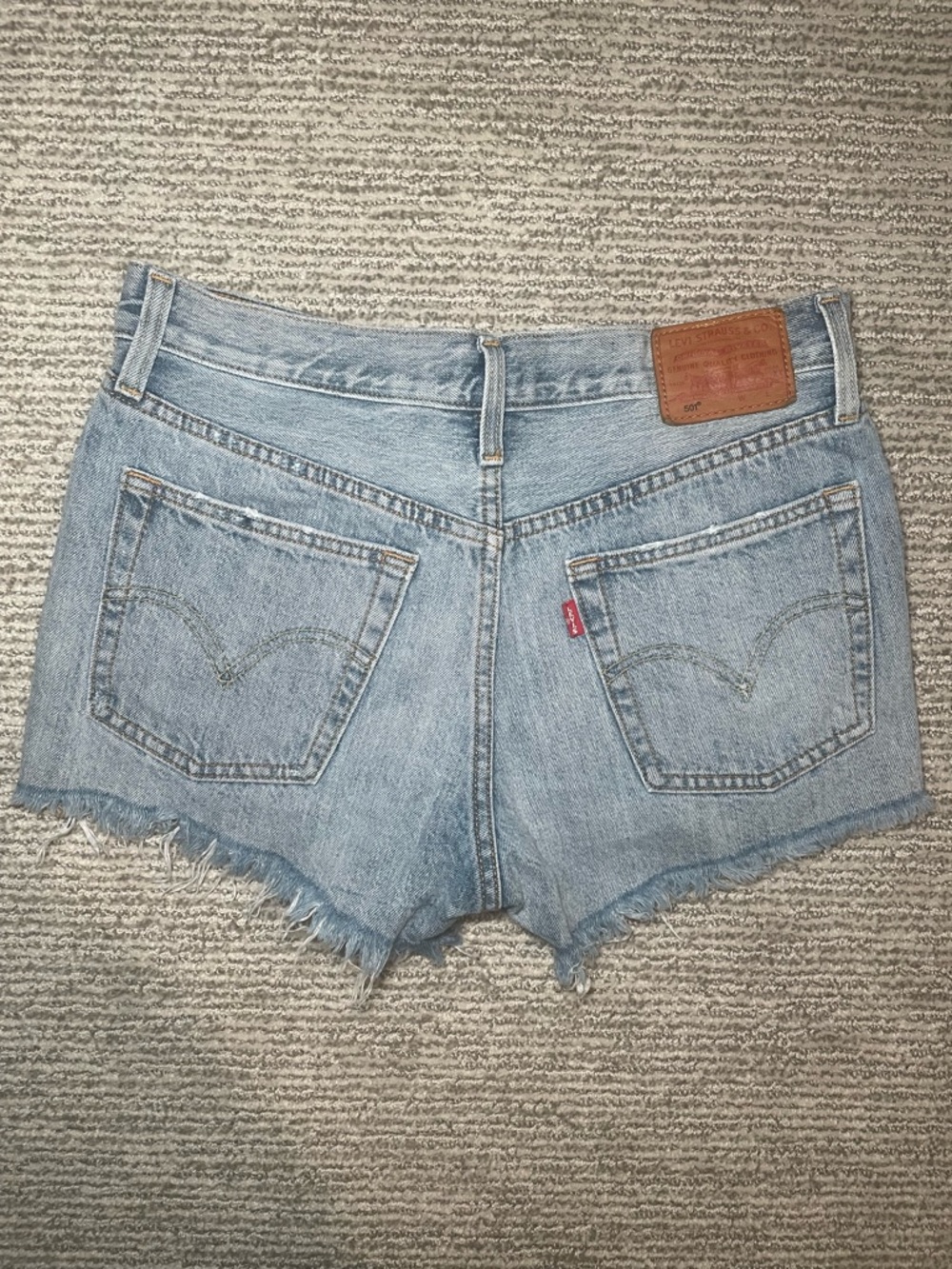 LEVI'S 501 Button-Fly Denim Shorts in Medium Wash (Size 27) - Picture 6 of 7